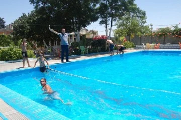 Kilis’te devam eden sıcaklık çocukları havuza yönlendiriyor