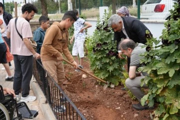Kilis'te özel öğrenciler sebze fidelerini toprakla buluşturdu