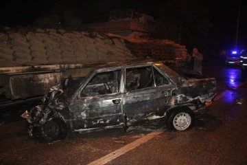 Kilis'te tıra çarpan araç alev alev yandı, otomobildeki 3 kişi son anda kurtuldu