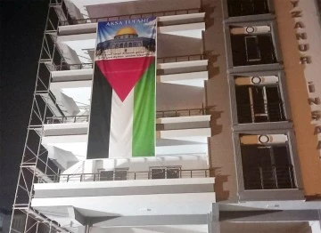 Kilis’te vatandaşlar evlerine Filistin bayrağı asıyor