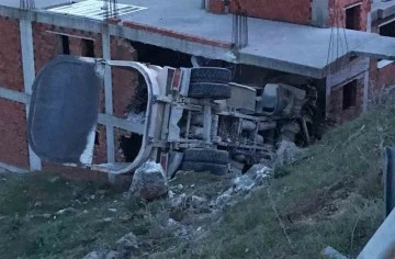 Kontrolden çıkan kamyon şarampole yuvarlandı: 2 ölü