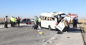 Lastiği patlayan minibüs devrildi: 1 ölü, 10 yaralı