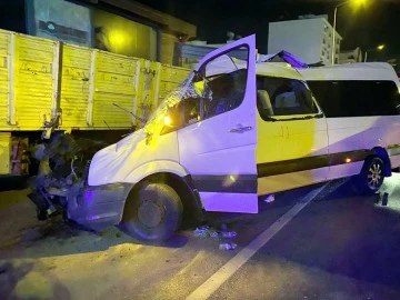 Minibüs park halindeki kamyona ok gibi saplandı: 2 ölü, 9 yaralı