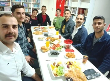 Ocak Başkanı Sevengül, sahurda gençlerle Melemen yedi