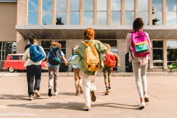 Okul çantaları çocuğunuzun omurga sağlığına zarar vermesin!