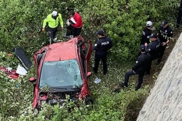 Otomobil 10 metrelik istinat duvarından uçtu: 5 ağır yaralı
