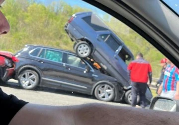 Otoyolda 9 araçlı zincirleme kazada ilginç görüntü: Araçlar üst üste çıktı