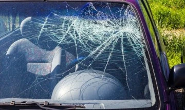 Park halindeki aracın camı kişi veya kişiler tarafından kırıldı