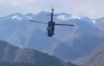 Pilottan askeri helikopterle şov