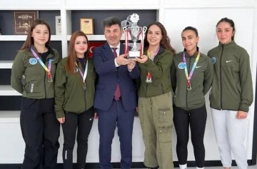 Şampiyon öğrenciler, Rektör Karacoşkun’la bir araya geldi