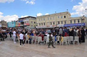 Seçim Koordinasyon Merkezine sığmayan AK Parti Cumhuriyet Meydanında Bayramlaştı