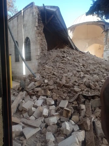 Tarihi Akcurun cami’nin duvarı çöktü