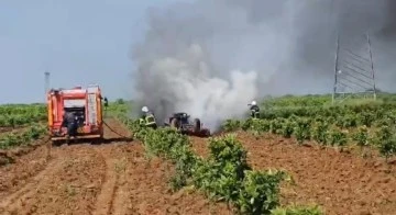 Tarlada yanan traktör söndürüldü