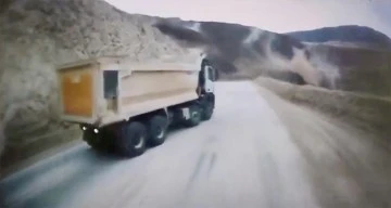 Toprak, kamyonu yuttu!