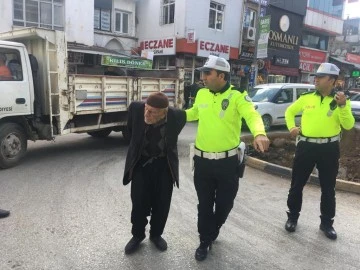 TRAFİK POLİSİNDEN DUYARLI HAREKET