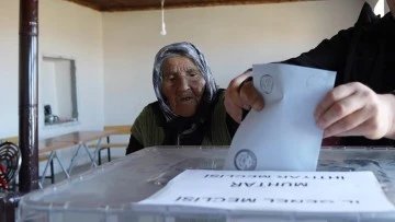 Türkiye'nin en yaşlı seçmeni 117 yaşındaki Arzu nine oyunu kullandı