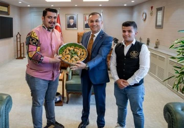Vali Çeber ve Belediye Başkanı Şahin'e tatlı ikramında bulundu