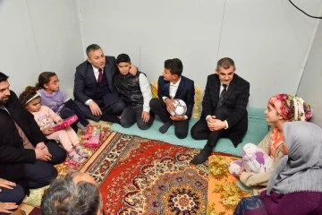 Vali Şahin 6 Şubat depreminde hayatını kaybedenlerin aileleri ile buluştu