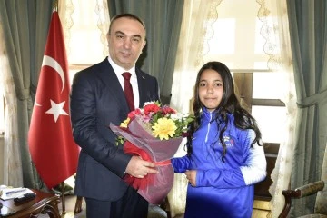 Vali Soytürk, Aslan Gençlik Spor Kulübü Bayan Futbol takımını kabul etti