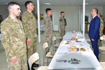 Vali Soytürk, Çıldıroba Üssü’nde Korgeneral Tokel ve Mehmetçikle iftar yaptı