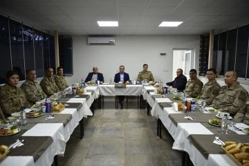 Vali Soytürk, Milletvekili Dülger ve Albay Akşit Mehmetçikle iftar yaptı