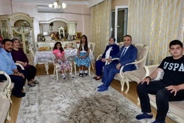 Vali Soytürk ve eşi Gazi evinde iftar yaptılar
