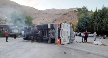 Virajı alamayan kamyon yan yattı: 5 yaralı