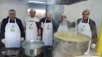 Yaşar Aktürk Mesleki ve Teknik Anadolu Lisesi 3 bin 500 kişiye sabah kahvaltısı ve sıcak yemek ikramında bulunuyor