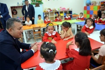 Yeni Eğitim ve Öğretim sezonunda Vali Şahin Hasan Sünnüoğlu İlköğretim Okulunda öğrencilerle buluştu