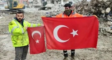 Yıkım ekibinin Türk bayrağı hassasiyeti