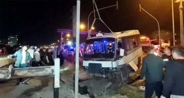 Yolcu minibüsü ile otomobil çarpıştı: 22 yaralı