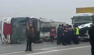 Yolcu otobüsü devrildi 4 kişi hayatını kaybetti