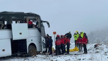Yolcu otobüsü kaza yaptı: 2 ölü, 8 yaralı