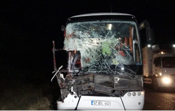 Yolcu otobüsü tıra arkadan çarptı: 1’i ağır 15 yaralı