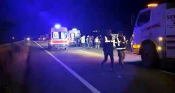 Yolcu otobüsü traktör römorkuna çarptı: 2 ölü, 14 yaralı